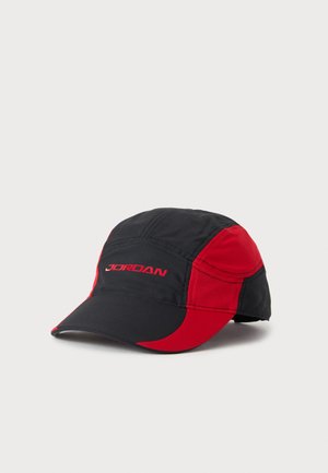 Czarna i czerwona czapka sportowa z naszywanym z przodu logo Jordan, zakrzywionym daszkiem i szczegółami przeszyć na panelach.
