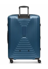 Maleta rígida azul con mango telescópico, cuatro ruedas giratorias y diseño de rectángulos concéntricos texturizados en la superficie frontal.