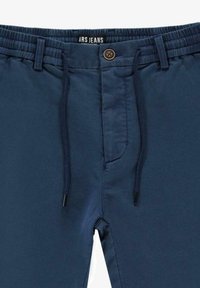 Marinelblauwe joggingsbroek van zachte stof, met een elastische tailleband, trekkoord, knoopsluiting en zijzak.