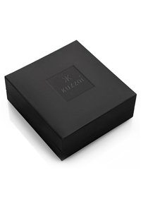 Svart rektangulär låda med matt yta, med ett inpräglat logo i mitten. Lådan har en jämn textur och ren design.