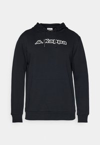 Felpa nera con cappuccio e logo Kappa bianco, maniche lunghe, tasca frontale e polsini e orlo a coste. Realizzata in un tessuto morbido.