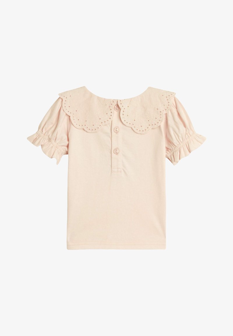 Gaiši rozā kokvilnas tops ar īsām pūkām, viļņveida acu apkakli un pogu priekšpusi. Mīksts tekstūra ar detalizētu apkakles dizainu.