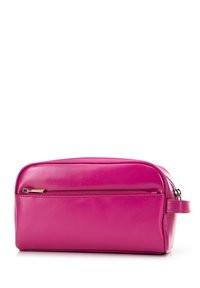 Fuchsiová kožená kosmetická taška s obdélníkovým tvarem, hladkým povrchem, horním zipovým uzávěrem a bočním uchy pro snadné nošení.