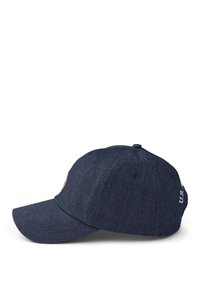 Sötétkék farmer baseballsapka ívelt karimával, elöl hímzett logóval és az oldalán szöveggel. Általánosan sima textúrájú.