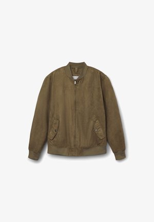 Veste bomber en daim marron avec fermeture éclair à l'avant, col et poignets côtelés, et deux poches à rabat à bouton-pression à l'avant.
