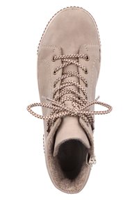 Bottine en daim taupe avec des lacets ronds à motif noués en nœud, des œillets métalliques et une doublure intérieure douce visible de dessus.