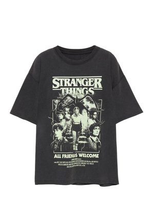 Šedé oversized tričko s grafickým potiskem postav z "Stranger Things" a textem "All Friends Welcome" v světlé zelené.