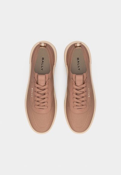 Paire de baskets légères marron clair à lacets avec dessus en tissu texturé et semelles beiges, marquées "BALLY" sur les côtés et les semelles intérieures, vues de dessus.