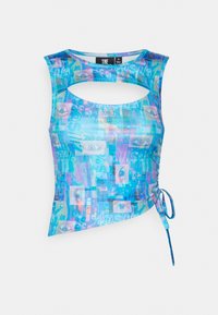 Top corto azul con detalle cut-out. Presenta un estampado gráfico de ojos superpuestos y texto. Textura suave y lazo ajustable en el lado.