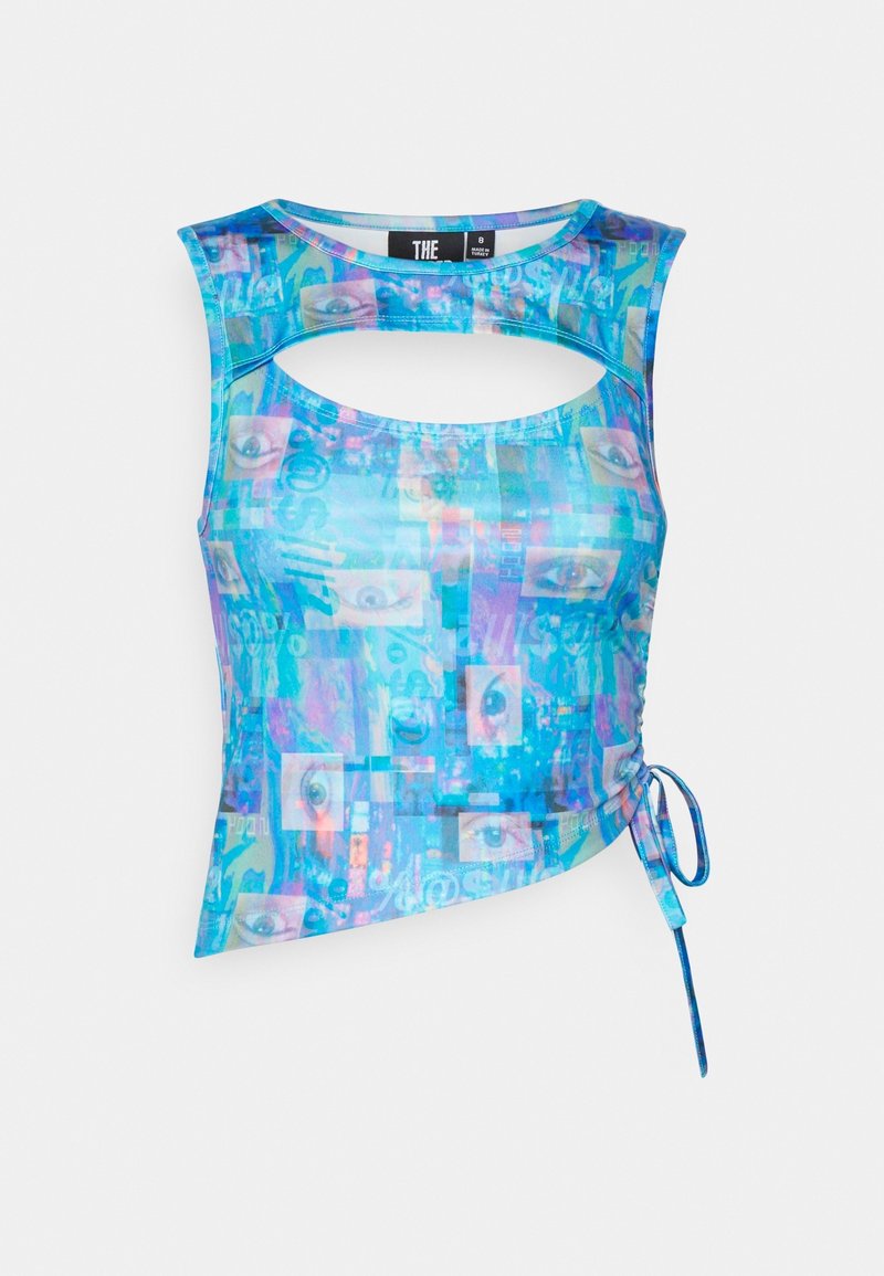 Top corto azul con detalle cut-out. Presenta un estampado gráfico de ojos superpuestos y texto. Textura suave y lazo ajustable en el lado.
