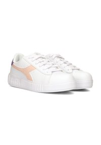 Weiße Sneaker mit einem strukturierten Pfirsichakzent und einer lila Fersenschlaufe. Hergestellt aus glattem synthetischem Material mit einem gemusterten Seitenteil.