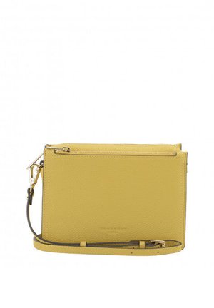 Sac bandoulière en cuir jaune moutarde avec fermeture éclair dorée et sangle réglable, forme rectangulaire, surface lisse et texturée.