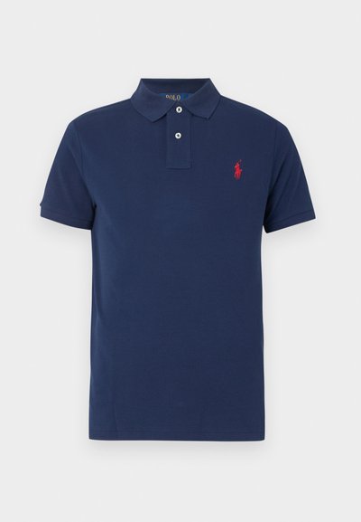 Polo a maniche corte blu navy con due bottoni bianchi e logo di cavallo ricamato in rosso sul petto a sinistra.