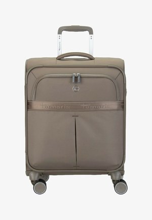 Beige softshell-koffer met vier wieltjes, uitschuifbare handgreep, voorvak met rits en een horizontale logoband boven een lager voorvak.