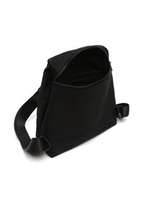Bolsa de tela sintética negra con forma triangular. Cuenta con una abertura con cremallera y una correa de tela para llevar. Textura suave.