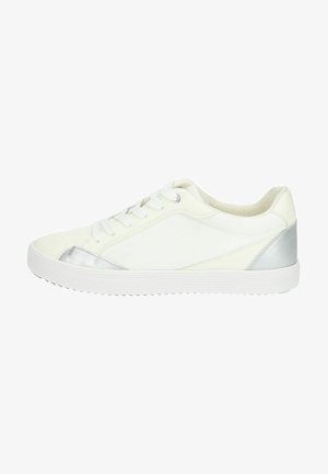 Zapatilla blanca con parte superior de cuero suave, detalles plateados en el talón y la punta, cierre con cordones y suela de goma texturizada.