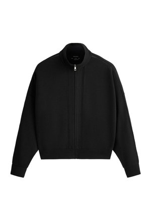 Veste noire zippée à manches longues avec col montant et fines rayures verticales texturées sur le devant et les manches.