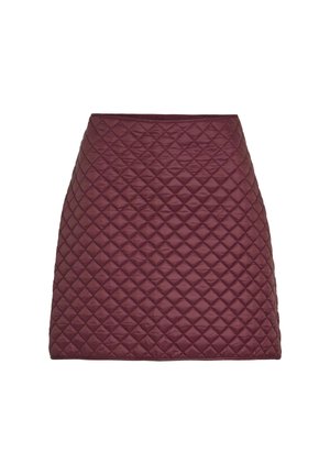 Quiltad minikjol i en djup burgundy-färg, med ett diamantmönster och en slät yta, samt ett enkelt midjeband.