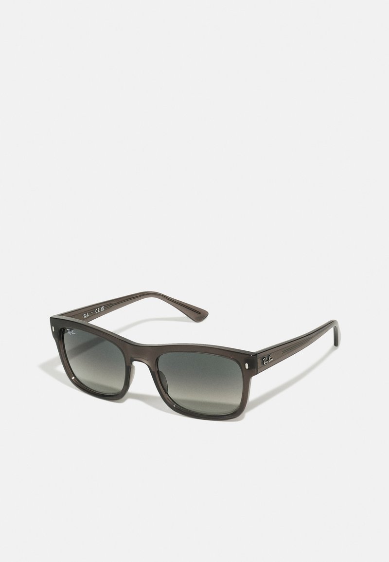 Ochelari de soare din plastic maro, cu formă rectangulară, lentile gri cu degradare și un design elegant al templelor, care include un accent cu logo.