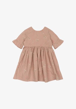 Jasnoróżowa sukienka z krótkimi falbanami, marszczoną talią, haftem kwiatowym oraz teksturowanym materiałem z delikatnymi pionowymi paskami.