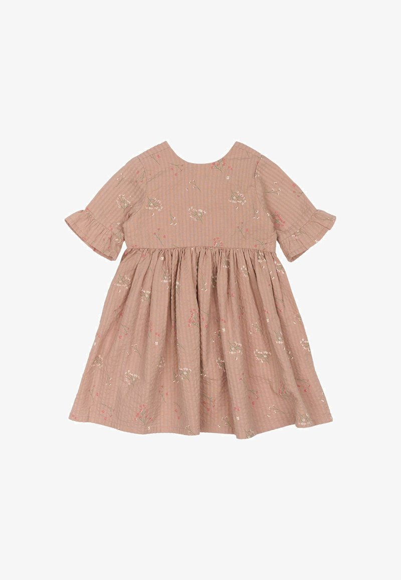 Világos rózsaszín ruha rövid fodros ujjal, ráncolt derékkal, virágos hímzéssel és finom függőleges csíkokkal rendelkező textúrált anyaggal.