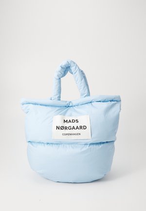 Hellblauer gepolsterter Tragetasche mit kurzen Griffen und einem weißen Etikett mit der Aufschrift "Mads Nørgaard Copenhagen" auf der Vorderseite.