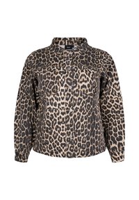 Camisa de estampado de leopardo en una tela ligera, con cuello clásico, cierre de botones, dos bolsillos en el pecho y mangas largas.