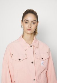Karl Kani JACKET - Casaco de verão - rose