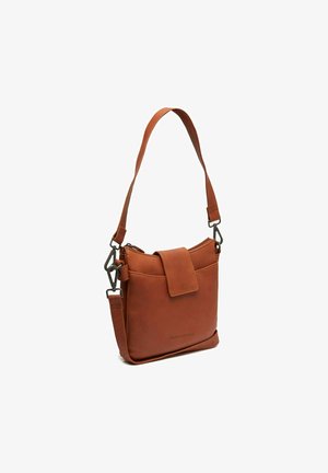 Sac en cuir marron porté en travers avec une fermeture à rabat, une bandoulière réglable, une poche avant et des détails de couture subtils. Texture lisse.