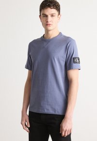 Calvin Klein Jeans - BADGE REGULAR TEE - Paprasti marškinėliai - grisaille Miniatiūros vaizdas 1