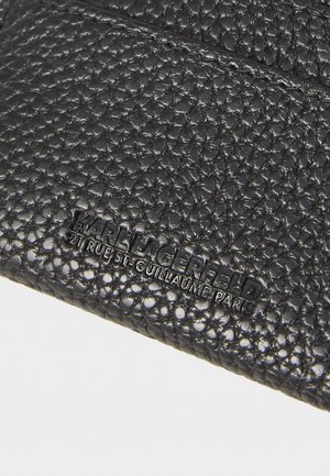 Portafoglio in pelle nera con superficie texturizzata, logo del marchio impresso e design elegante con più scomparti per carte.