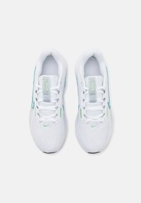 Nike Performance DOWNSHIFTER 13 - Løpesko for vei - white, blue