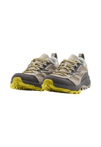 Leichte Wanderschuhe in Beige und Grau, ausgestattet mit strukturierten Netzpaneelen, verstärkten Zehenkappen, leuchtend gelben Außensohlen und kontrastierenden Schnürsenkeln.