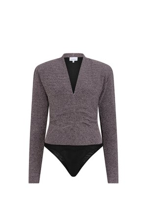 Langarm bodysuit van een gestructureerde donk paarse stof met een diepe V-hals, geplooide voorkant en een zwarte thong onderkant.