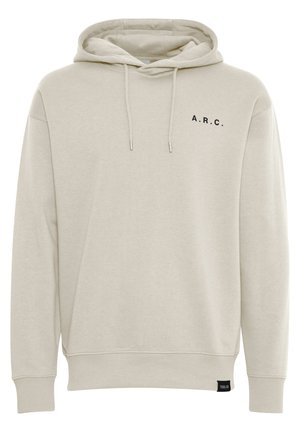 Sudadera color beige claro hecha de tela suave, con un bolsillo canguro, capucha con cordón y texto negro "A.R.C." en el pecho.