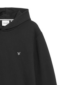 Sort bomulds hoodie med en glat tekstur, der har et lille sølvfarvet ørnelogo på venstre bryst. Hættedesign med en afslappet pasform.