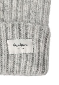 Halliknitsist valmistatud hall müts, millel on pehme villane koostis, ribakonstruktsioon ja valge silt, kus on musta värviga kirjas "Pepe Jeans London".