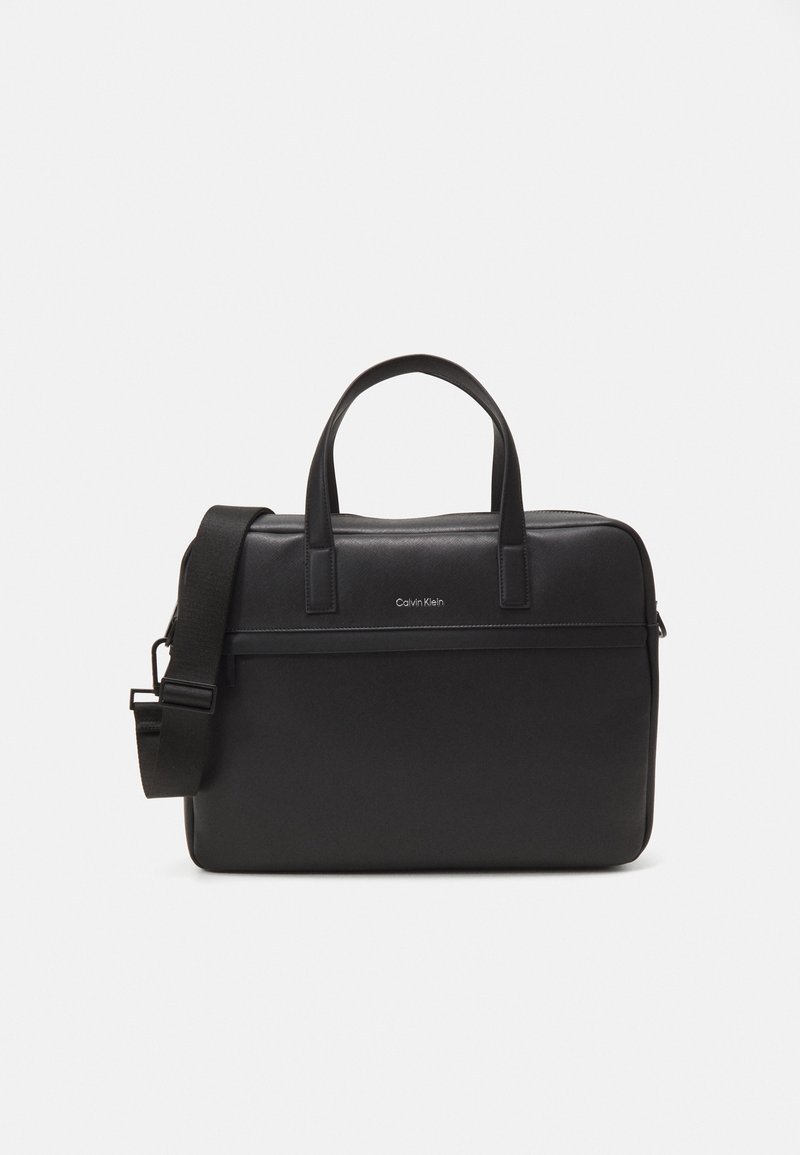 Schwarze Laptop-Tasche aus glattem synthetischen Material. Verfügt über zwei obere Tragegriffe, einen abnehmbaren Schultergurt und ein Logodesign auf der Vorderseite.