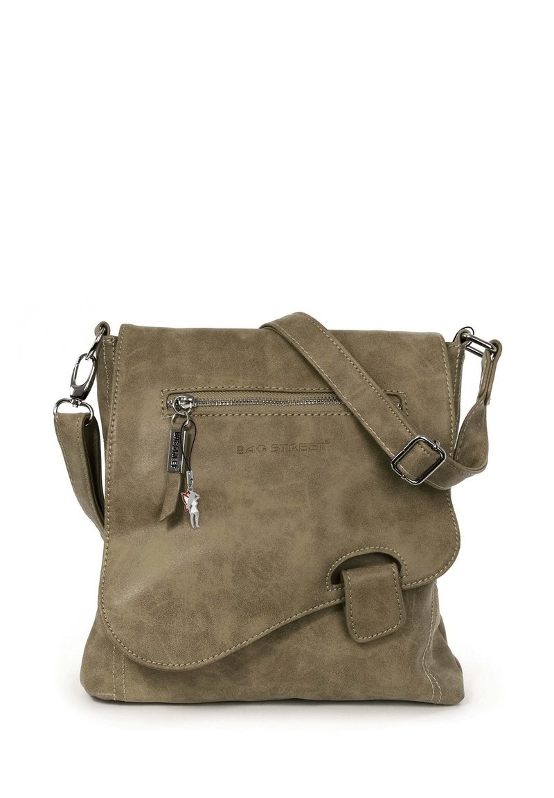 Olivgrüne Umhängetasche aus Kunstleder mit einem Überschlagverschluss, einer Reißverschlusstasche und einem verstellbaren Tragegurt mit silberfarbener Hardware.