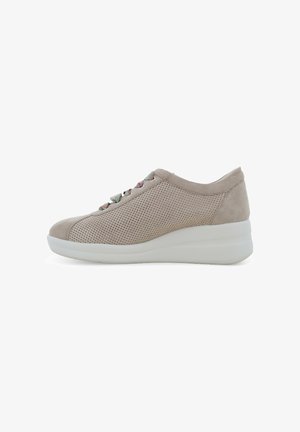 Sneaker in pelle scamosciata beige traforata con suola a zeppa bianca e occhielli multicolori, vista dal lato interno su sfondo bianco.