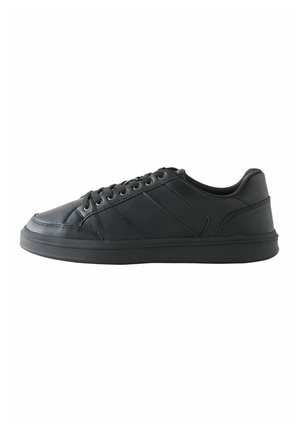 Zwarte lage sneaker met veterafsluiting, gestructureerd zijpaneel en rubberen zool, zichtbaar vanaf de binnenkant op een witte achtergrond.