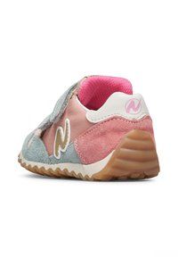 Sneaker multicolore con pannelli in suede rosa e blu, cinturino con velcro, dettagli color crema e suola testurizzata. Logo bianco sul lato.