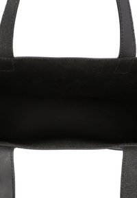 Svart tote-väska med dubbla handtag, tillverkad av mjukt läder. Inredningen är ofodrad och rymlig, med en minimalistisk design.