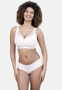 Helles rosa Spitzen-Bralette mit einem gewellten Ausschnitt und Trägern, kombiniert mit passenden Unterhosen mit Spitzenrand. Glatte Textur, weicher Stoff.