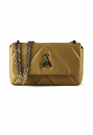 Kleine gesteppte Schultertasche aus olivgrünem Leder mit silberner Kettenriemen und metallverschluss in Insektenform auf der Vorderklappe.