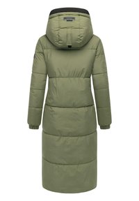 Olivenfarvet pufferjakke med hætte, der har et lang design, syddede sektioner og elastiske manchetter. Logoetiket bagpå. Glat tekstur.