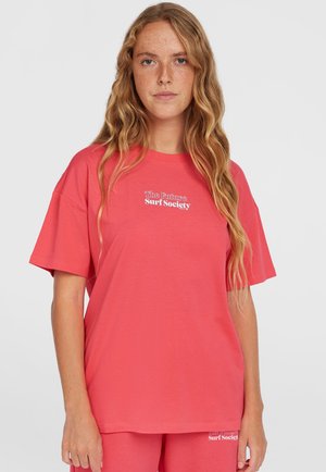T-shirt en coton corail avec coupe ample, manches courtes et texte blanc "The Future Surf Society" sur le devant. Texture lisse.