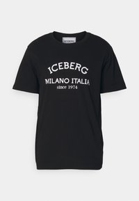 Mustapaita, jossa on pyöreä kaula-aukko ja lyhyet hihat. Valkoiset tekstit "ICEBERG MILANO ITALIA vuodesta 1974" rintamalla.