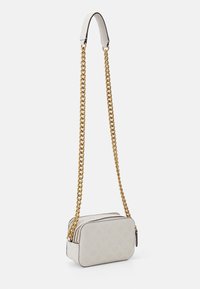 Sac bandoulière blanc avec une chaîne en or, motif texturé et fermeture éclair. Dispose d'une poignée supérieure en cuir lisse et de quincaillerie contrastante.