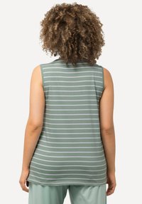 Top sin mangas verde con rayas horizontales blancas, tejido suave y corte relajado, con un cuello redondo y dobladillo curvado.